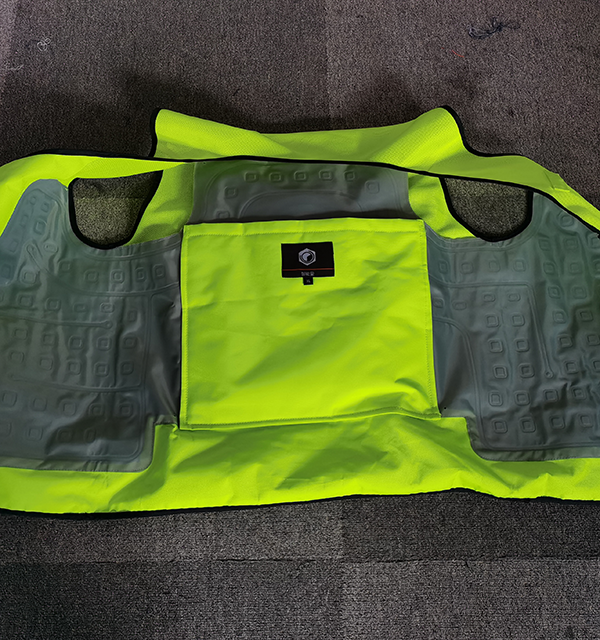 Gilet rafraîchissant à circulation d'eau Senjoy pour le travail en extérieur par temps chaud, réglable, léger et respirant.