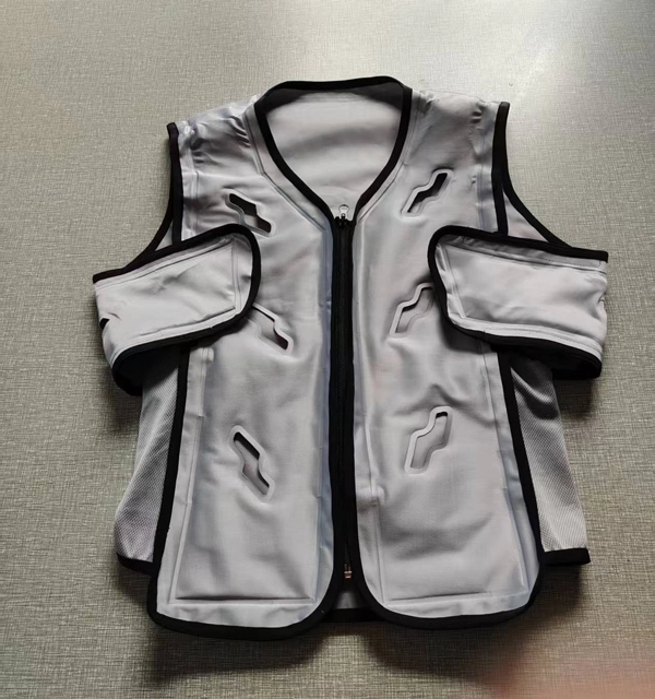 Analyse comparative des vêtements de refroidissement par circulation d'eau et des vêtements de refroidissement par ventilateur par Suzhou SenJoy Cooling Clothing Garment Co., Ltd.